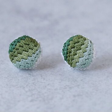 国産絹糸の絽ざしピアス 絹のうつろい 苔むした庭 グラデーション