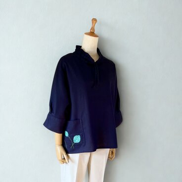 ドローストリング襟のハメハメ葉っぱプルオーバー（ネイビー）