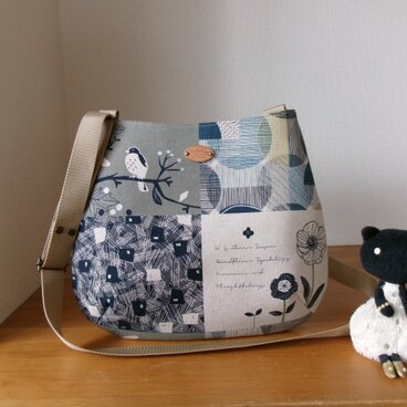 パッチワーク柄綿麻生地のおにぎり型ショルダーバッグ（鳥＆お花）