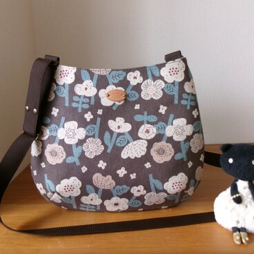 花柄綿麻生地のおにぎり型ショルダーバッグ