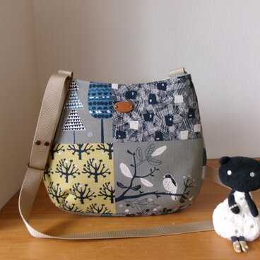 パッチワーク柄綿麻生地のおにぎり型ショルダーバッグ（鳥）