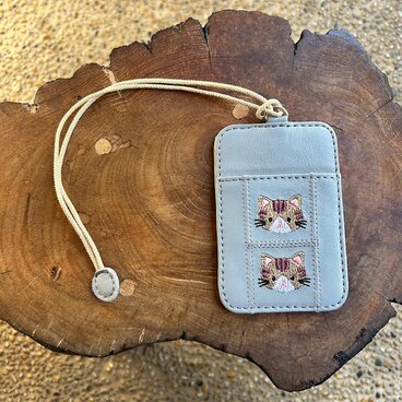 両面パスケース 2枚用 （ライトグレーの革に茶トラ猫の刺繡）03005-29