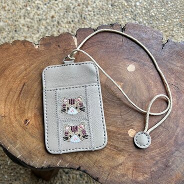 両面パスケース 2枚用 （サンドベージュの革に茶トラ猫の刺繡）03005-30