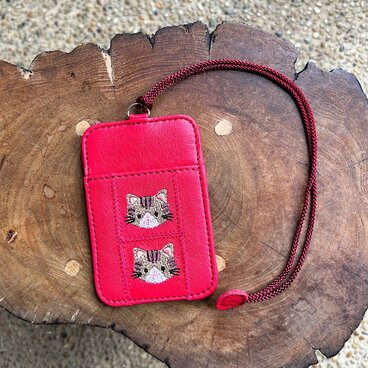 両面パスケース 2枚用 （トマトレッドの革に茶トラ猫の刺繡）03005-31