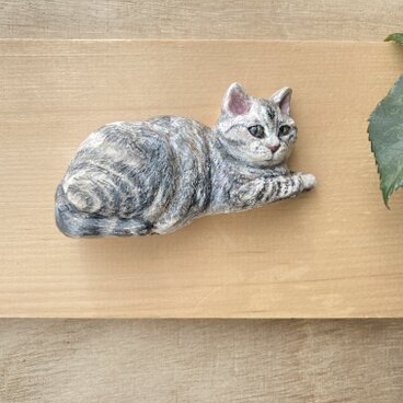 木彫りのアメショ猫の寝・飯猫ブローチ