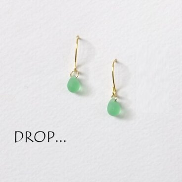 d262-19【フロストグリーン】小さなしずくドロップのシンプルピアス（パーツ変更可能）