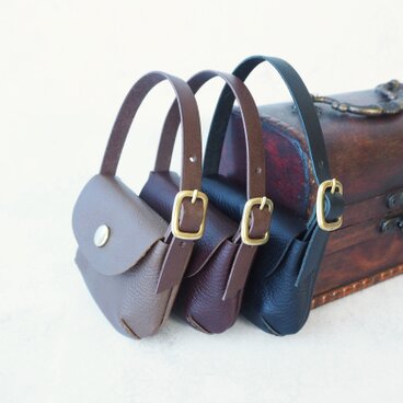 《本革》バッグチャームになるイヤホン・スマートキーケース（３色）