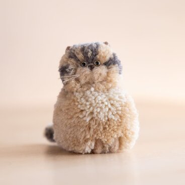 草木染めのポンポン猫　キジトラ（おすわり）