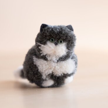 草木染めのポンポン猫　グレー（香箱座り）