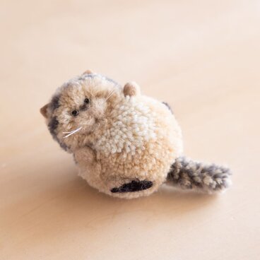 草木染めのポンポン猫　キジトラ（ねころがり）