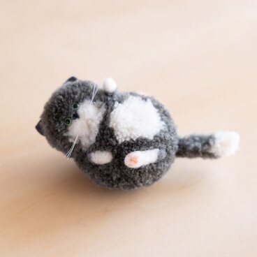 草木染めのポンポン猫　グレー（ねころがり）