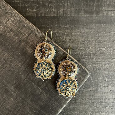 ダリアのピアス　ブロンズ×青