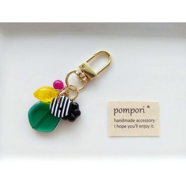 ストライプボタンのしゃらしゃらキーホルダー（黒）