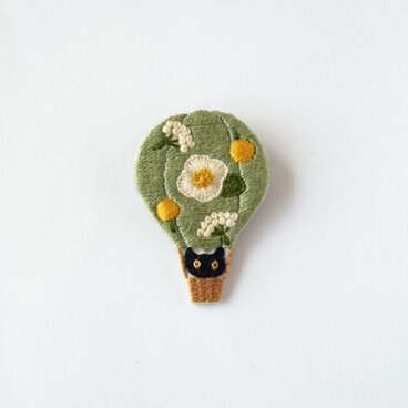 ［受注制作］ネコ㏌気球の刺繍ブローチ（green）