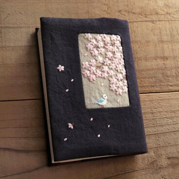 手刺繍のブックカバー『花が降る』
