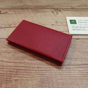 【赤】スリムなシンプル名刺入れ　マグネットボタン付き