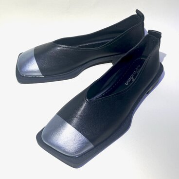 スクエアトゥが個性的♫ モードなバイカラー合皮フラットシューズ (ブラックxシルバー) 22.5cm〜25.0cm