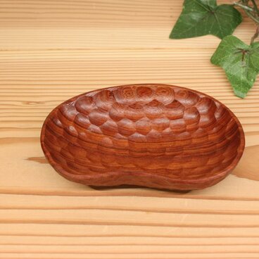 手彫りで仕上げたナッツ皿　カリン