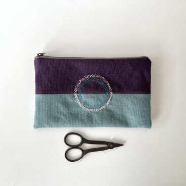 刺繍入りぺたんこポーチ　葡萄色×空色