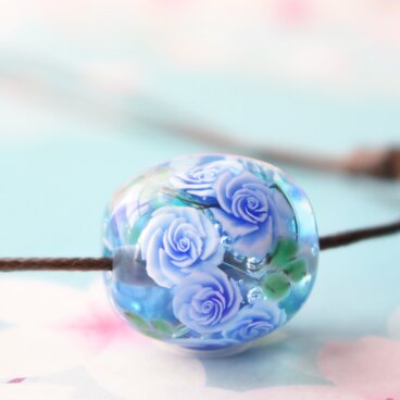 ブルーローズのとんぼ玉（ガラス玉）水色×青／泡入り