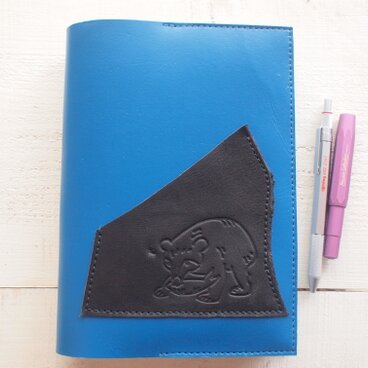 Ａ５サイズ厚い本OK　『木彫り熊』型押しポッケ付き　テキスト・ノートカバー