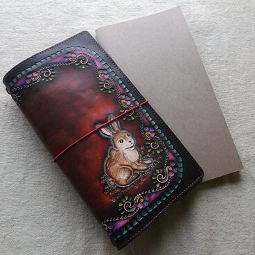 トラベラーズノートカバー　“ウサギ”　牛革、刻印＆拭き染め　カードポケット付き　