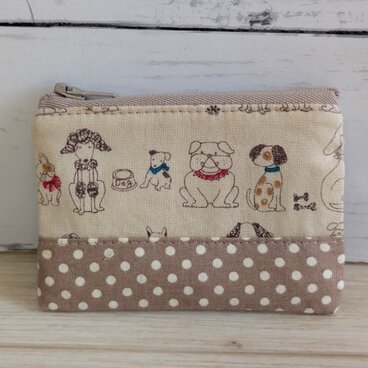 ワンちゃんたちが並ぶミニミニポーチ