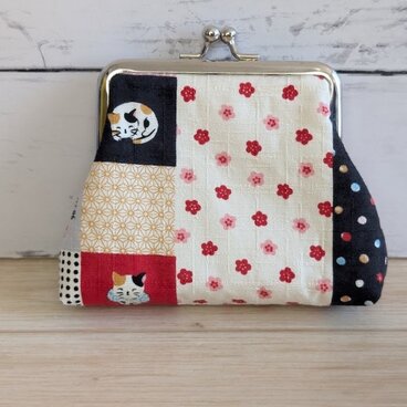 ［訳ありセール］和柄と猫ちゃんのパッチワーク風手のひらより少し大きながま口