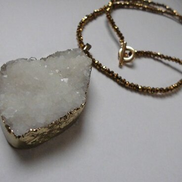 雪の塊をペンダントに