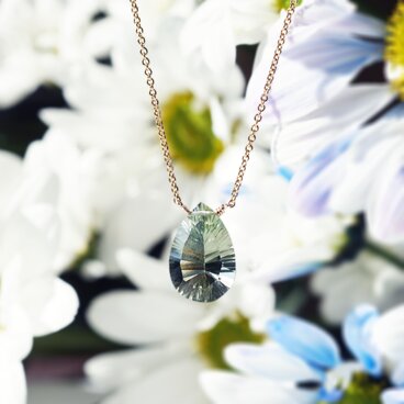 大粒極上コンケーブカットグリーンアメジストのネックレス　～湖水（こすい）