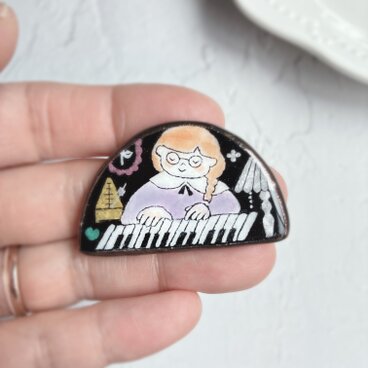 ブローチ piano girl　ステンドグラスブローチ