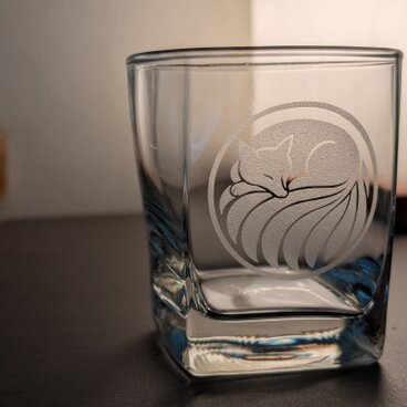 丸に眠り九尾狐（弐）　家紋風和グラス