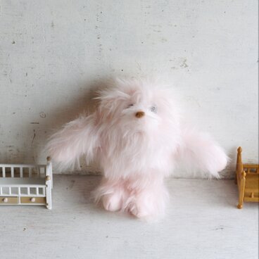 手乗りのピンクイエティ