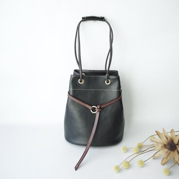 《受注制作》本革＊斜めがけもできる・大人の２wayきんちゃくバッグ（黒）