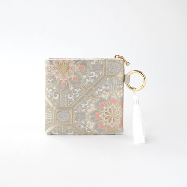 【西陣織・服部織物製 蜀江文に雲取り・花唐草模様　シルク帯リメイク　バッグチャーム型スクエアポーチ】旅行　誕生日ギフトにも。