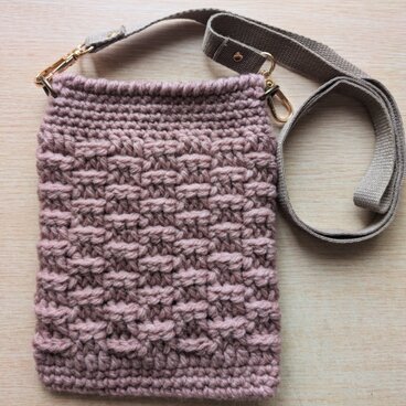 ピンクのショルダーバッグ