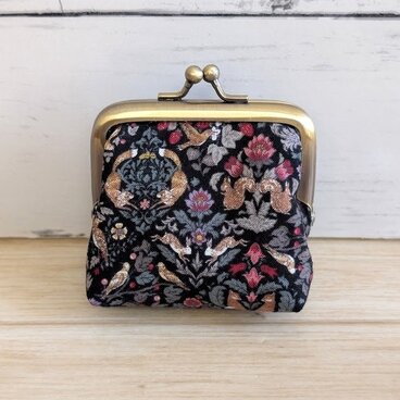 大人っぽい色合いの華やかな動物がま口手のひらサイズ