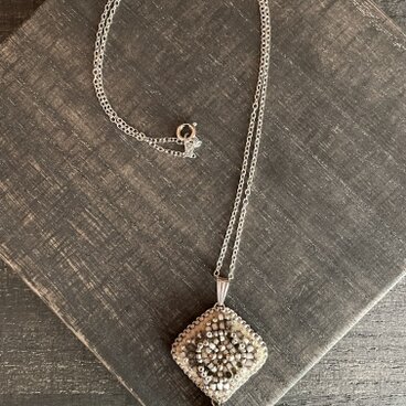 祈りのネックレス　グレー