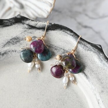 ルビーインゾイサイトの房ピアス（3ストーン）・イヤリング変更可・14kgf