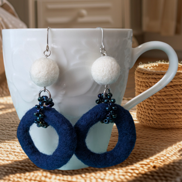 北欧の夜空と雪。羊毛フェルトのバイカラーピアス / イヤリング｜ネイビー×ホワイト・大ぶり・軽い