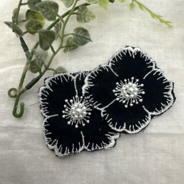 ★ ☆ ＊ ＊★ハンドメイドミナペルホネン⚮̈ Ｗ黒カメリア♡ブローチパール