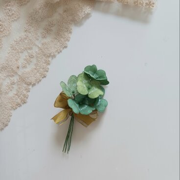染め布花＊四つ葉のクローバーの花束コサージュ