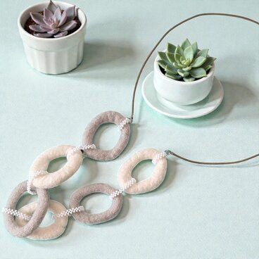 大ぶりなのに軽い/羊毛フェルトの輪っか連なる北欧風 大人のニュアンスカラーネックレス（受注製作