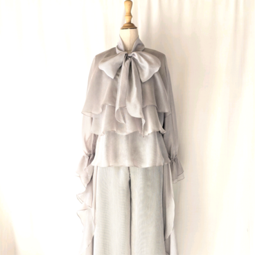 ストライプオーガンジーの袖付きケープブラウス