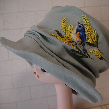 コットンスパンフライスニット生地で作ったクロッシェ（ミモザとルリビタキ）