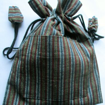 ８６３９　縞柄の着物で作った巾着袋