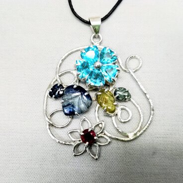 アパタイトの花ペンダント