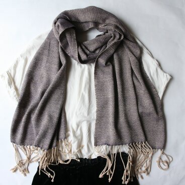 しっとりしなやか　草木染シルクショール（ログウッド）