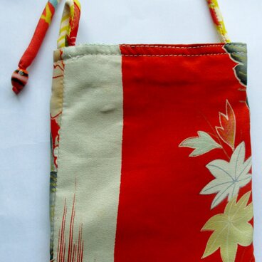 ８６４０　花柄の着物で作ったポーチ　