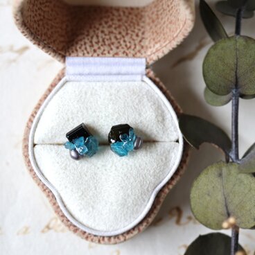 原石アパタイトとブラックトルマリンのピアス